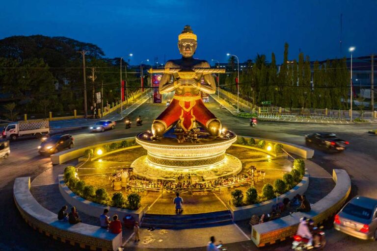 a_statue_of_lok_ta_dambang_kronhung_at_his_namesake_roundabout_on_national_road_5_in_battambang_town._yousos_apdoulrashim